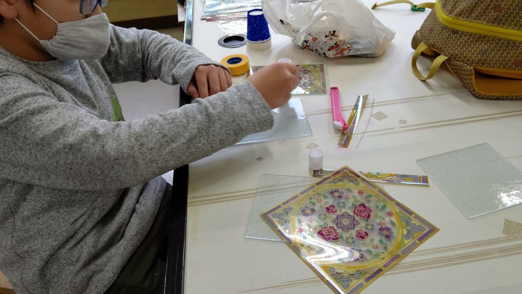 切ったガラスに装飾